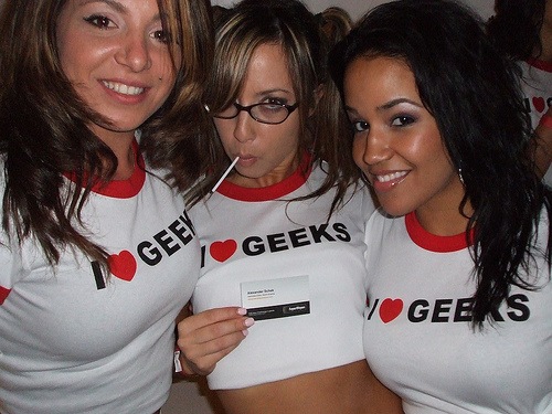 brunette_babes_I-love-geeks